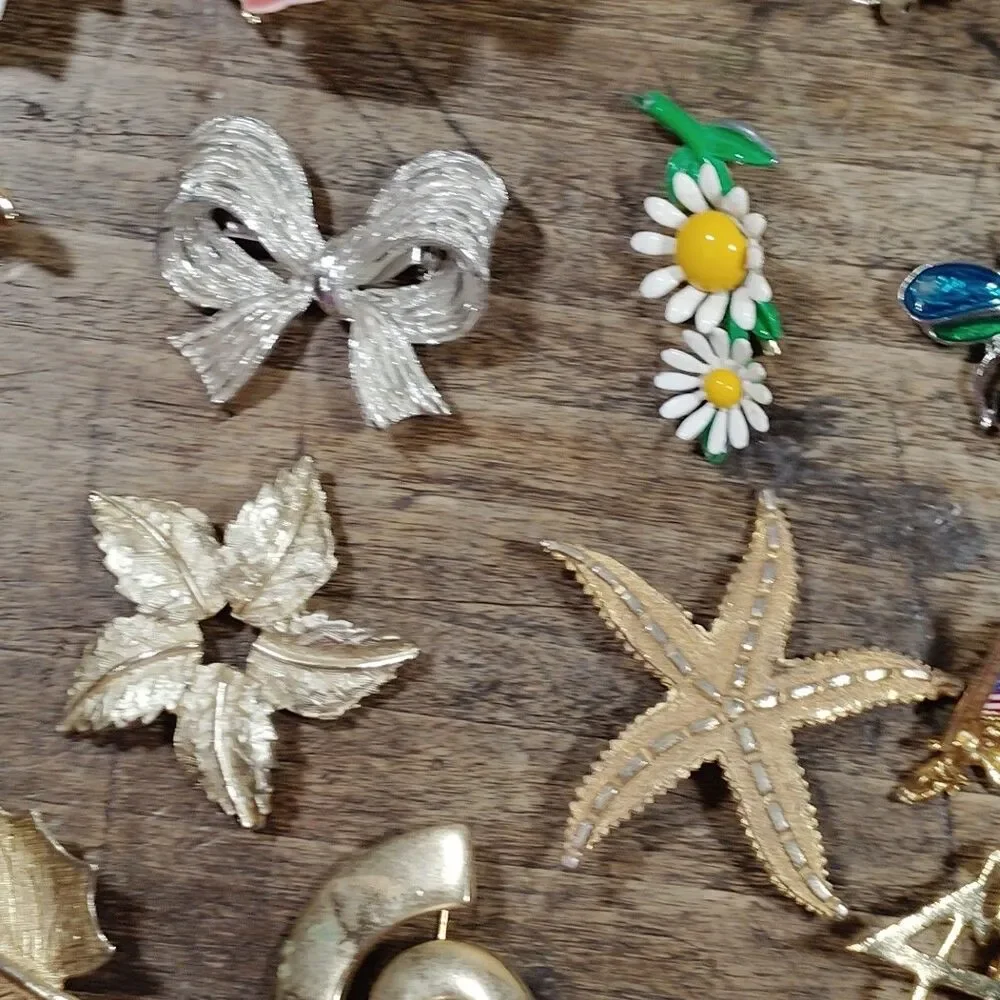 Lot 25 Floral Starfish Bee Brooch Pin Metal Rhinestone Multicolor Vintage Leaf
